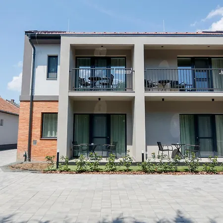 Apartman Gyulai Varpark 2 *